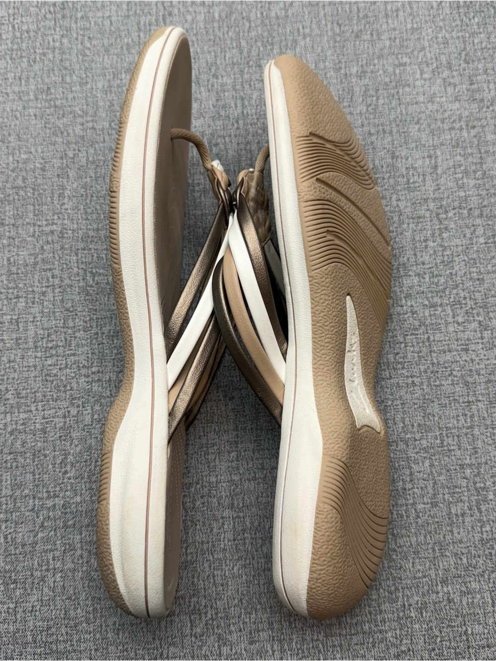 Clarks Cloudsteppers Breeze Coral Brown Metallic Combo Thong Sandals - Picture 6 of 7
